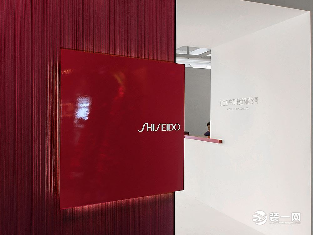 红色的主色调面板，放上LOGO凸显活力气氛，也符合整体装修风格特色。