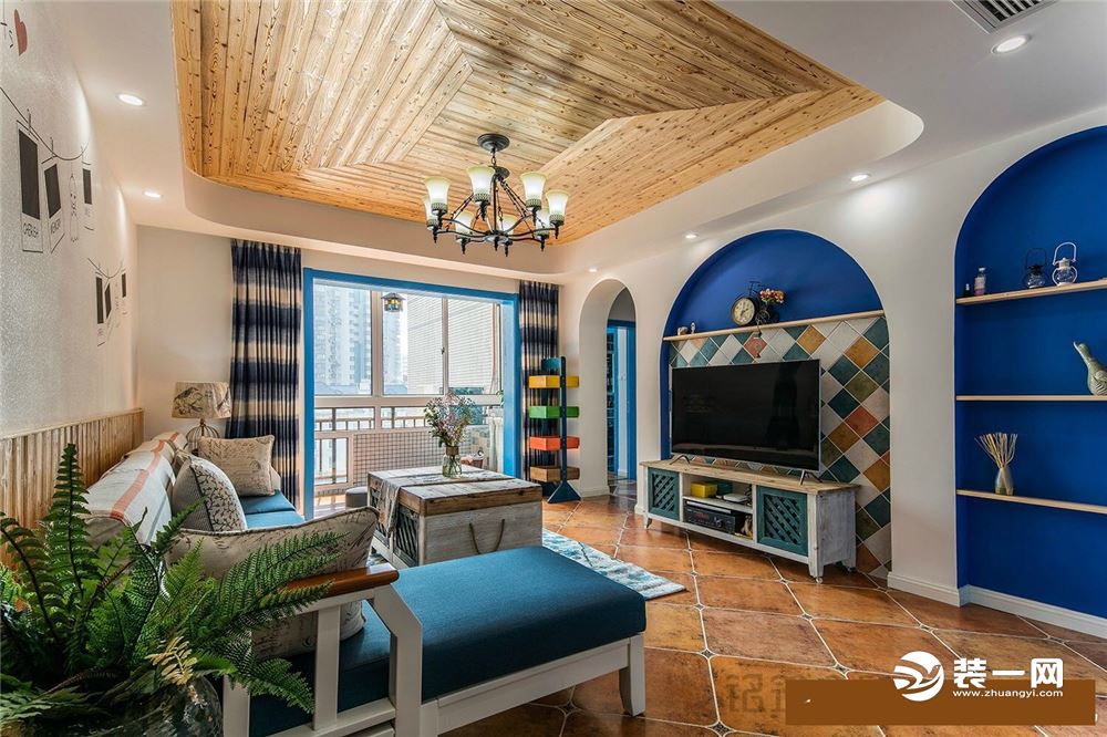 客厅，原木色做地板和吊顶，空间呢以白蓝色打主，形成鲜明的对比从而又相互照应。