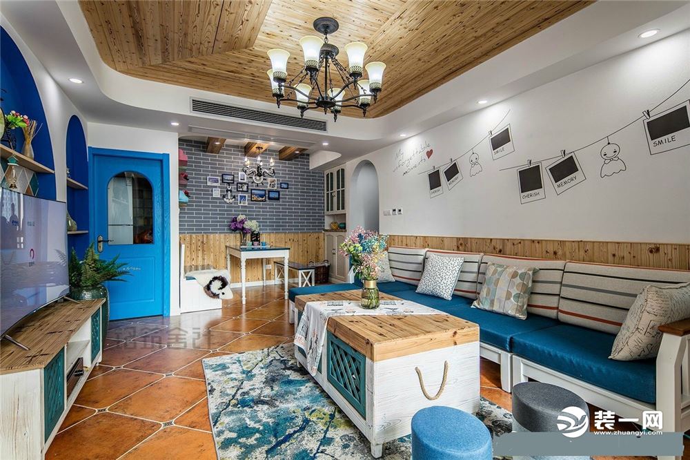客厅，在家具的选择上要简洁，与整个地中海风格相呼应。