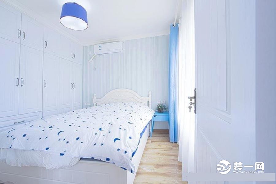 卧室，这个以白色打主，窗帘和吊灯是蓝色，为苍白的白色点缀一丝生机，床品选择不能再好看了，这间房简直就