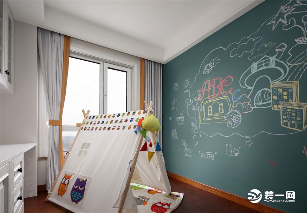 卧室 充满童趣的墨绿色墙面，给家人和孩子带来了更多的童真时光