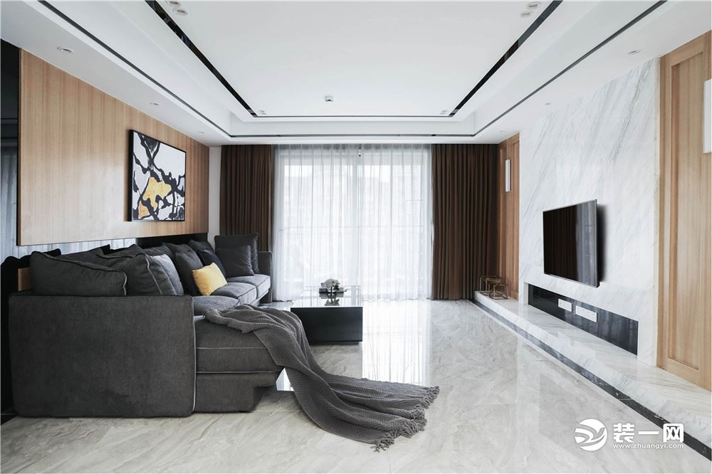 客厅  客厅已灰白色为主基调，用浅木色的背板做点缀，凸显主人的高品位