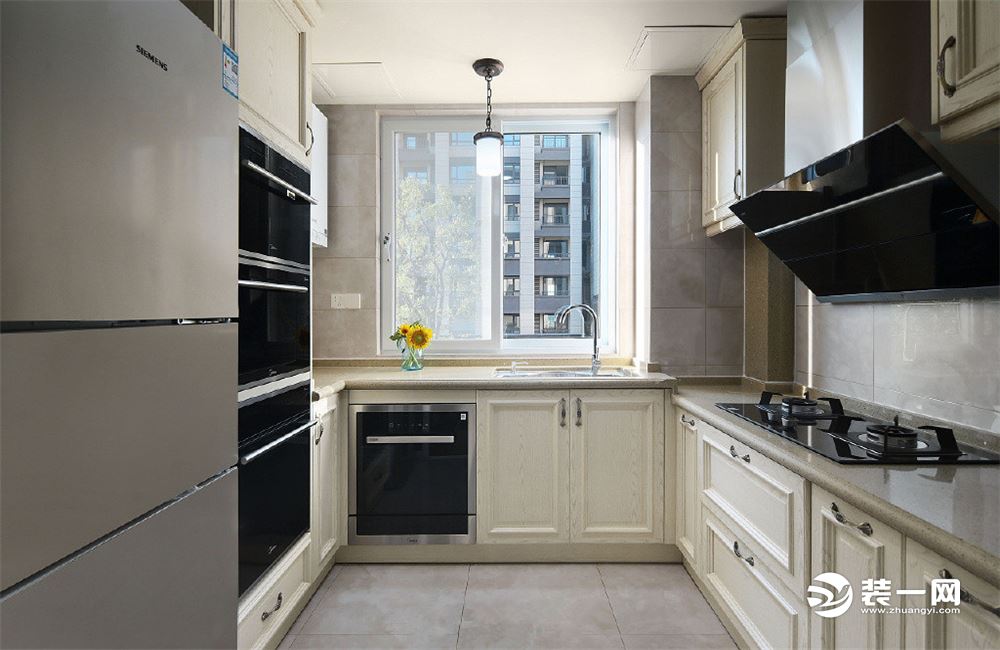 廚房  寬敞的廚房，現代感的設計，使廚房更加的朝氣蓬勃