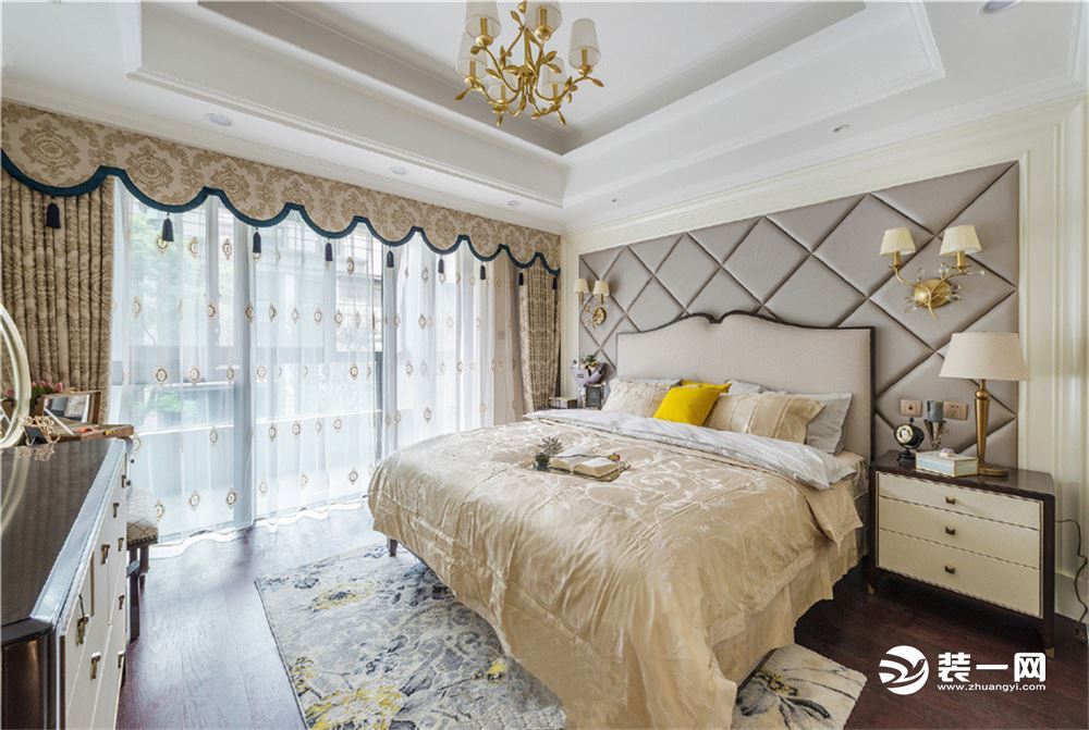 卧室  金色的软装配饰和墙面软包显现出一种独有的高远幽静、洋溢着华丽的贵族情怀。