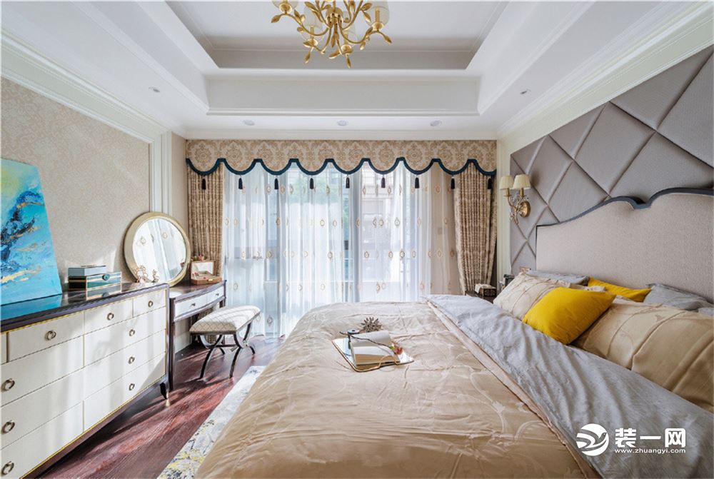 卧室 在整体大面积的低调奢华金色中点缀了蓝色装饰画和黄色抱枕是设计时的灵感体现，丰富了空间的色彩搭配