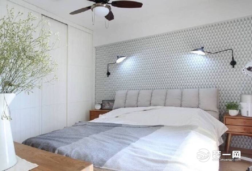 卧室。简单的灰白色，干净舒适，几盆绿植的点缀，清新自然
