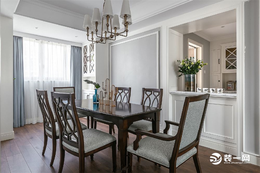 餐厅 灰白色的空间和客厅呼应，实木餐桌椅凸显品质