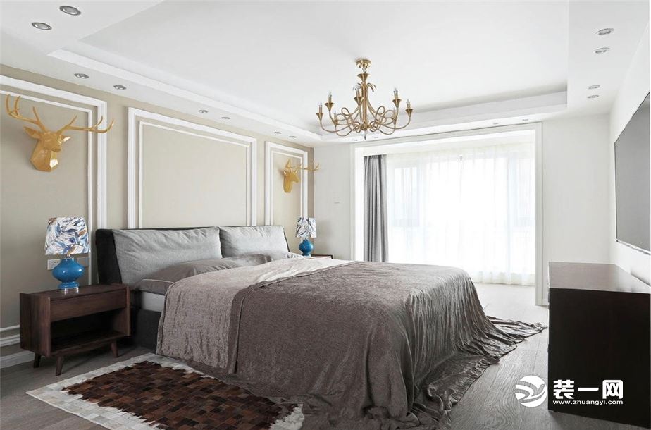 卧室  卧室整体颜色选择上多以白灰浅色为主，而浅色空间的最大优点是阔朗，提升室内透明度，扩大视觉空间