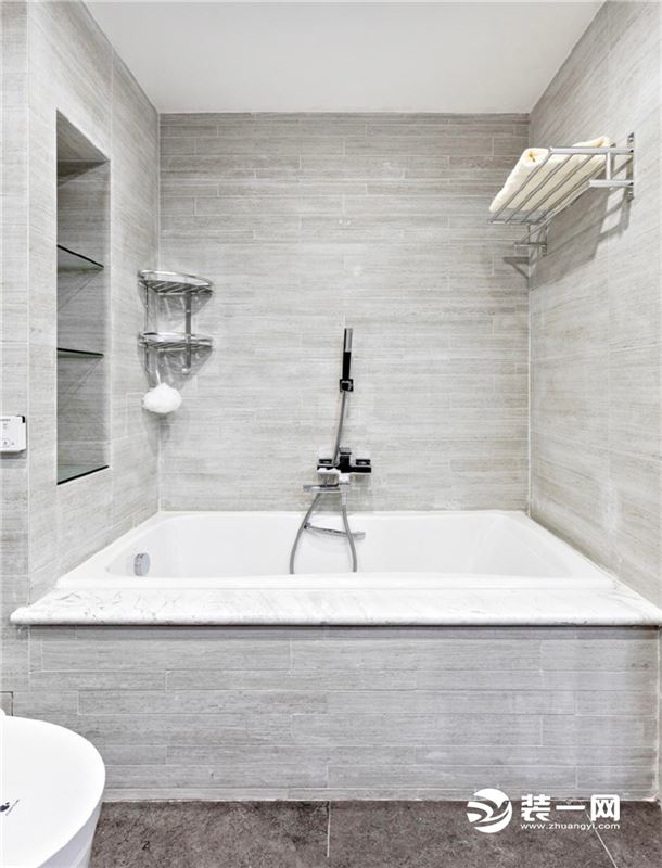 卫生间  简单的白色大浴缸使生活更加的纯净舒适。