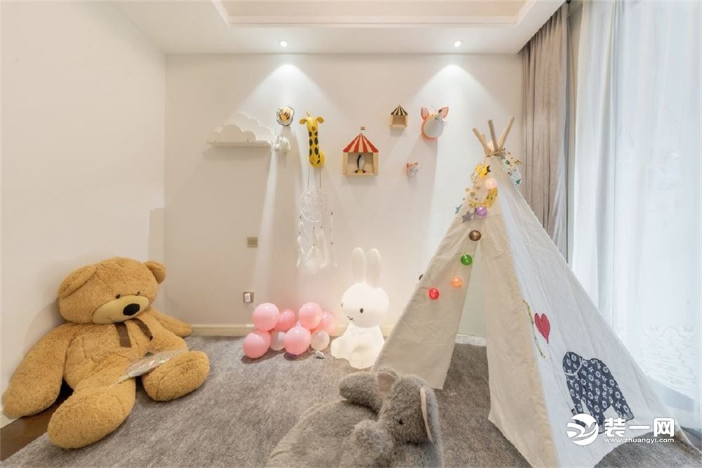 儿童房 儿童房色调温馨而又纯净，墙壁上的装饰玩具与地上的帐篷，营造出童趣与天真。