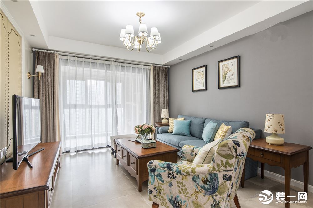 客厅 淡蓝色的沙发加入实木美式家具，搭配出优雅端庄又高档的空间质感；