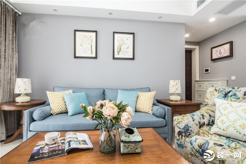 客厅  高级灰的沙发背景墙搭配精致对称的挂画装饰，整体显得优雅而又自然；