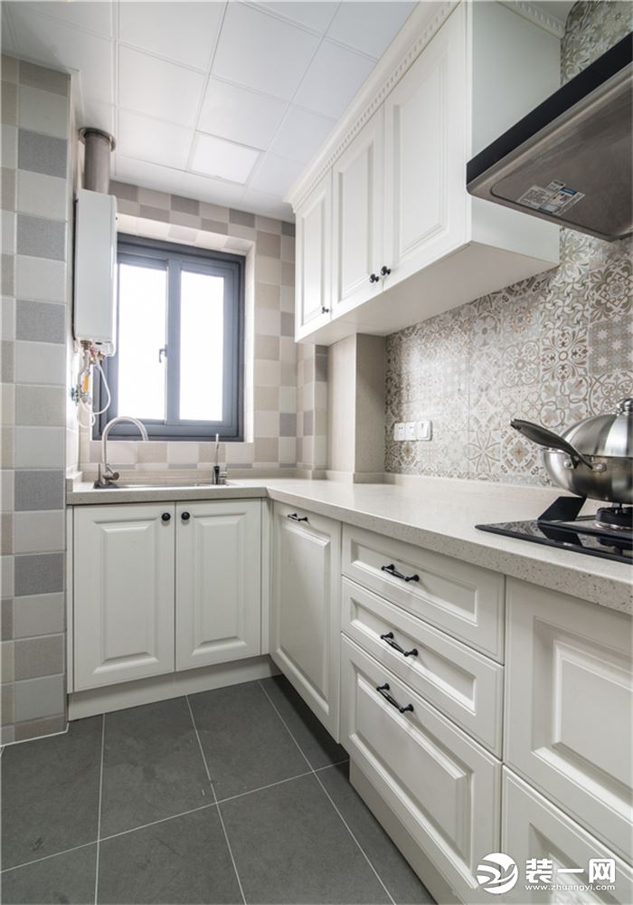 厨房 厨房空间不大，但黑白灰色调的搭配，空间显得特别的干净利落。