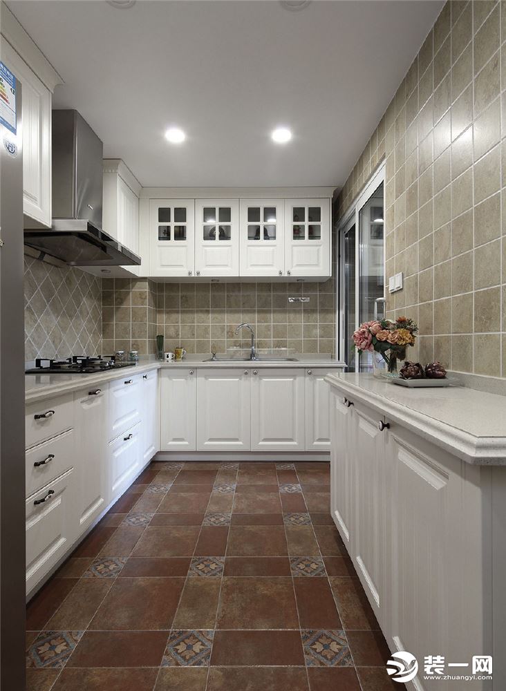 厨房  厨房白色的橱柜，搭配彩色的马赛克地面砖，鲜艳活泼的配色，让生活充满了活力的感觉。