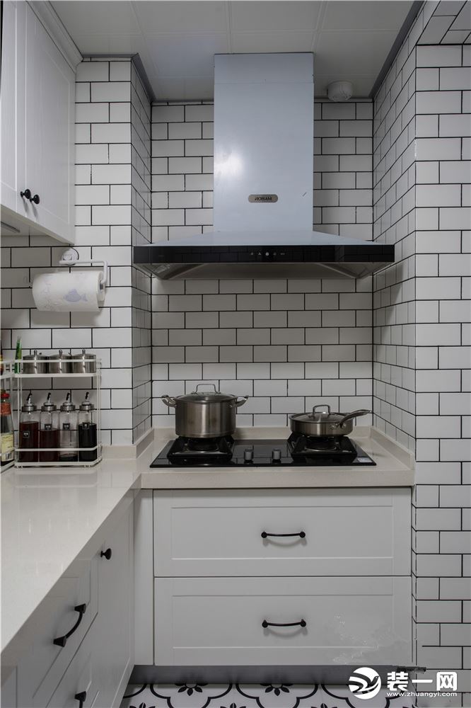 厨房 全墙黑白小块砖搭配黑白拼花砖地砖， 简洁复古风的厨房，整体风格和谐统一