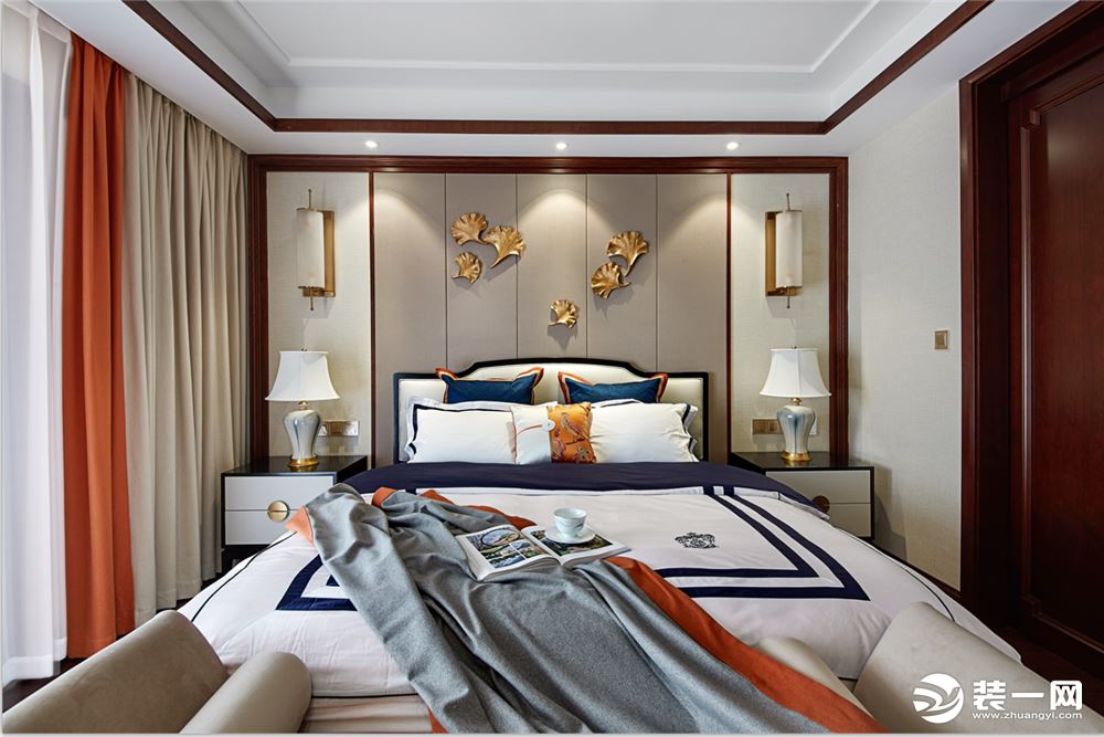 卧室  卧室以咖色系和晕黄灯光调和出温馨静谧的空间氛围，营造出优雅舒适的睡眠空间；