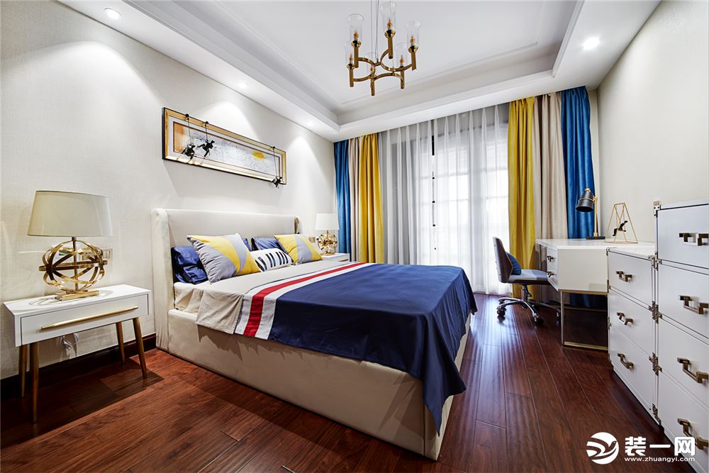 卧室  不同饱和度的黄色和蓝色点缀在白色的空间中，张弛之间，勾勒着舒适惬意的家居布局；