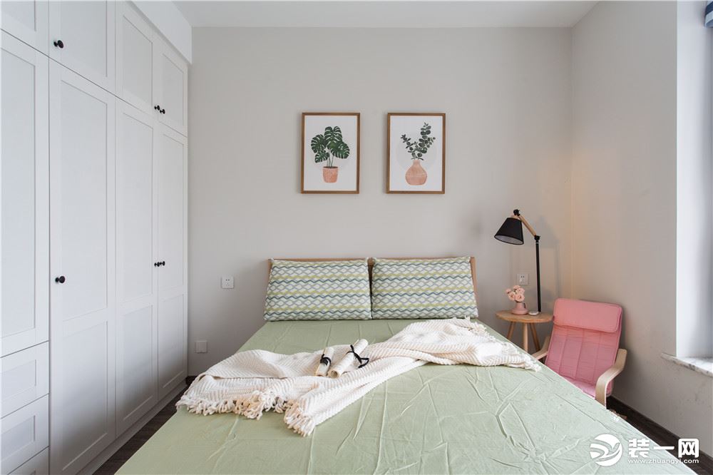 卧室   白色基调的次卧，搭配马卡龙色配色的布艺床品，俏皮可爱，营造温暖舒适活力空间；