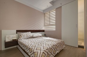 暖色系的卧室调色，给人静谧舒适的私密空间