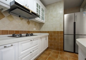 厨房 和客厅保持一致的仿古地砖和纯白色的模压橱柜，整体和谐雅致