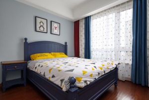 卧室 以白色，蓝色和棕色地板搭配的卧室空间，简单休闲又耐看