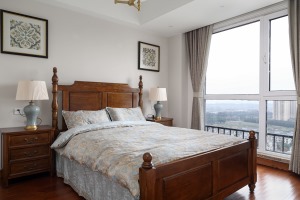 卧室  以白色为基调，床和地板色调一致，打造清新简约的居住空间
