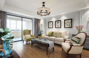 客厅  全房的木质地板，简洁的家具及沙发，房子看起来温馨极了