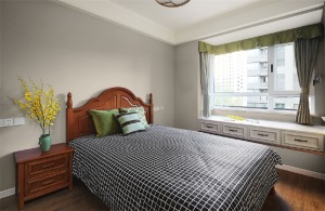 卧室  房间以灰色和色彩鲜明的暖黄色配饰凸显温馨感，使得卧室更加宜人宜居