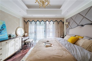 卧室 在整体大面积的低调奢华金色中点缀了蓝色装饰画和黄色抱枕是设计时的灵感体现，丰富了空间的色彩搭配