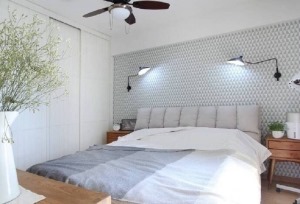卧室。简单的灰白色，干净舒适，几盆绿植的点缀，清新自然