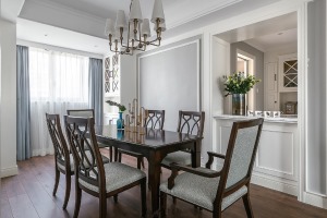 餐厅 灰白色的空间和客厅呼应，实木餐桌椅凸显品质