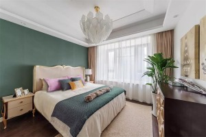 卧室 走进卧室，墨绿色墙面，与暖黄色共存的丝绒床，颜色与材质的层次感，无不透露出盎然生机。