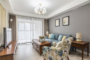 客廳 淡藍色的沙發加入實木美式家具，搭配出優雅端莊又高檔的空間質感；