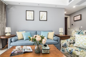 客厅  高级灰的沙发背景墙搭配精致对称的挂画装饰，整体显得优雅而又自然；