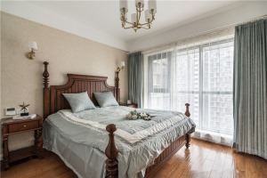 卧室  复古的实木床搭配淡褐色的床品窗帘，给人一种古朴、淡雅之美。
