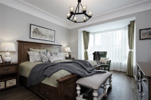 卧室  主卧以深色木地板铺贴，搭配深色的床与衣柜，结合舒舒的浅色床单，稳重中而又带着优雅的现代舒适感