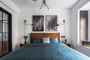 卧室 在墙面上以大型抽象挂画代替原本单调的墙面，搭配湖绿色的布艺，整个空间看上去显得复古文艺又别致；