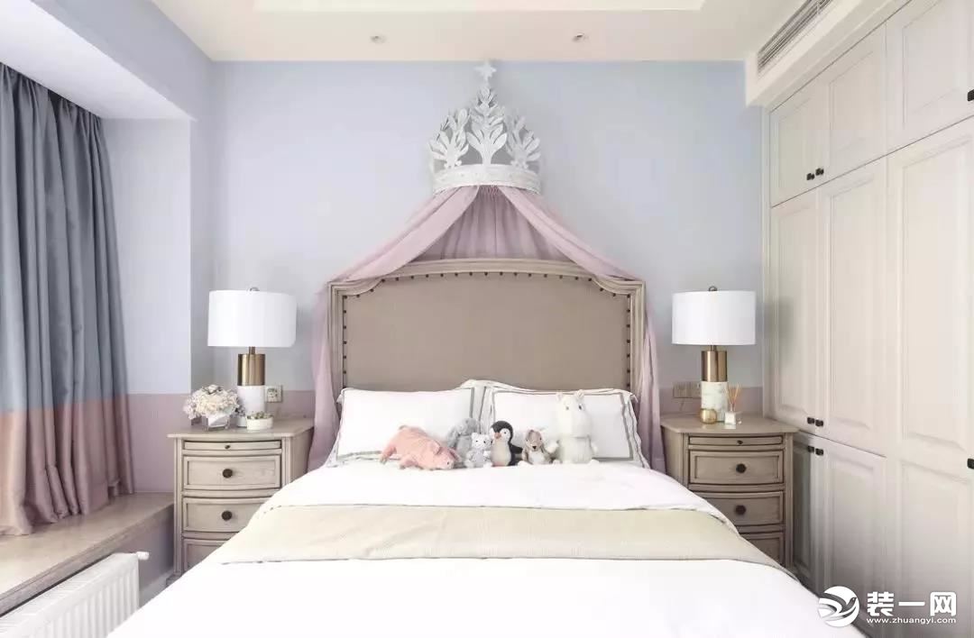 ▲ 女儿房以蓝紫色的墙面与窗帘色调相呼应，象牙白的衣柜搭配粉色的床幔，在棕色调的床体搭配下，带来一种