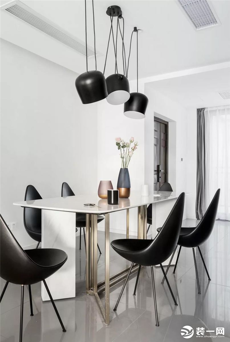  餐厅，金属框架+大理石台面的餐桌，黑色极简的餐椅，配以清新自然的花饰