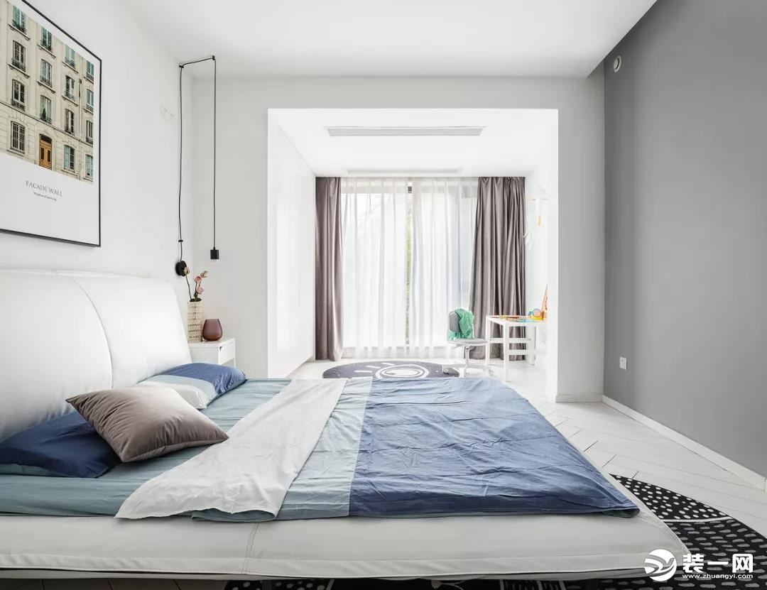 儿童房，灰与白相衬的墙面，多种蓝色+白色组合的床品，床头温馨别致的小插花