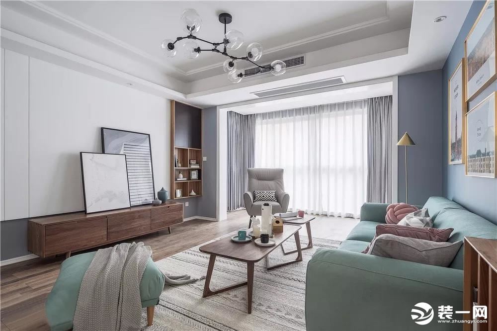 客厅墙面选择低调、温和的灰蓝色搭配白色，文雅朴素的同时，演绎清新恬淡的风格。