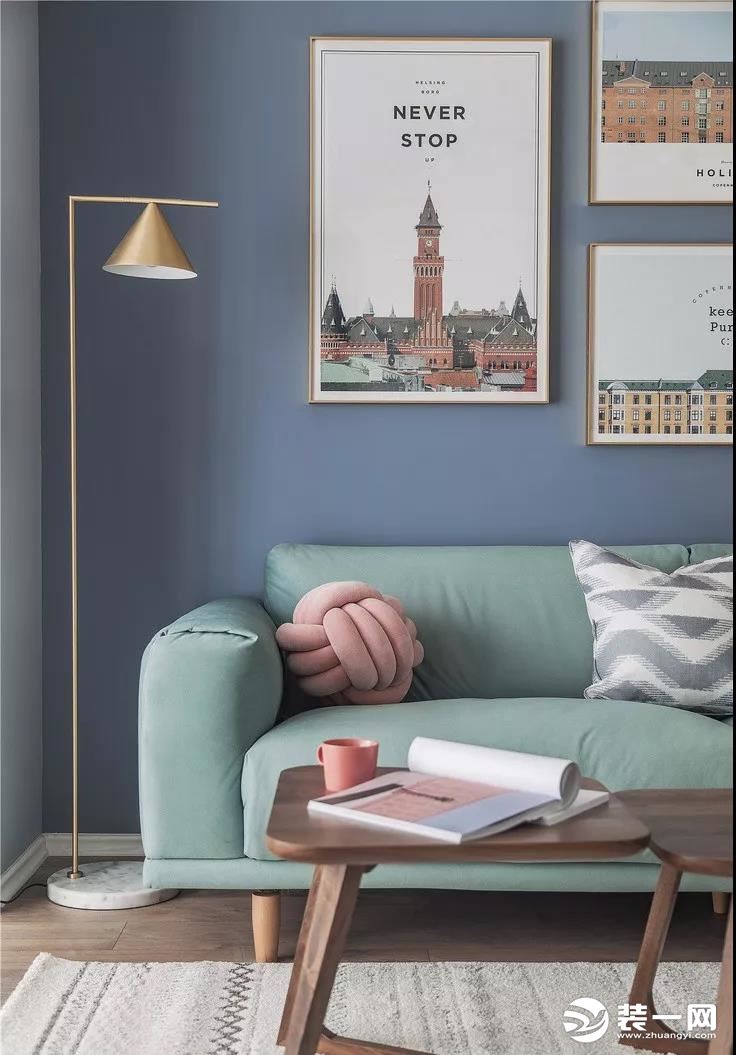 低明度色彩的靠枕，在达到客厅视觉颜色统一的同时，增添一些活力。