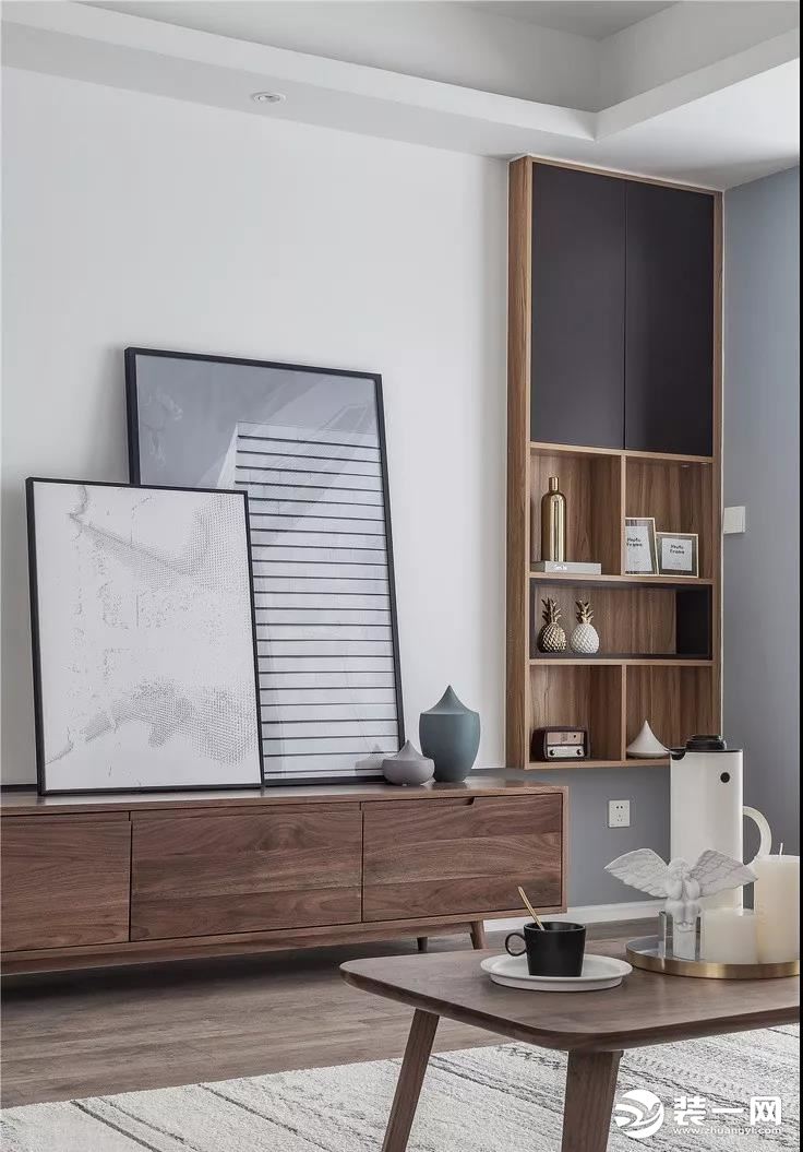 电视墙选择具有原木肌理的木质家具，体现更加真实和原生态的居家环境。