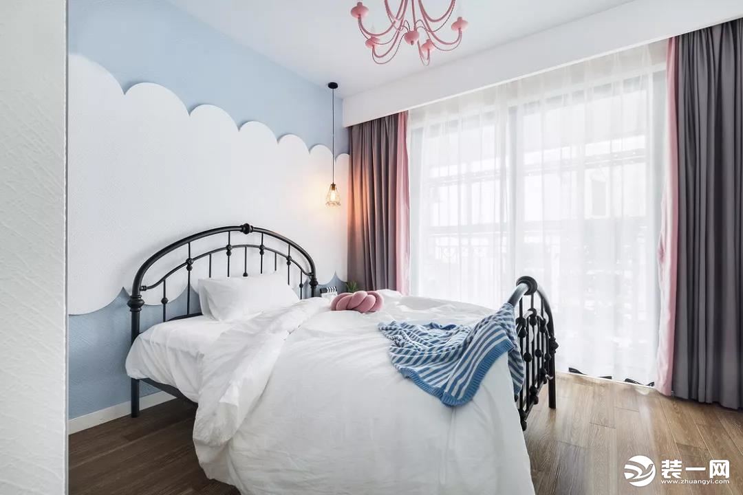 儿童房，用蓝白色勾勒云朵的背景墙，用粉色的创意灯作为主灯，既好看又实用，少女心十足。