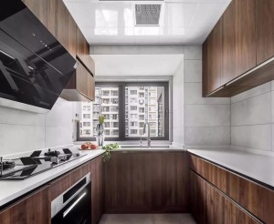 木质的橱柜构成一个U型的厨房格局，临窗的明亮采光，让烹饪更加宽松舒适。