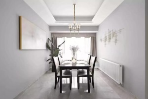 ▲ 餐厅同样以灰色调为主，结合精致的美式软装，一套深木色的餐桌椅，金属质感的吊灯与墙饰，呈现简约而又