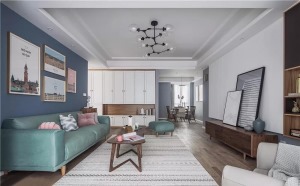  清新活力的粉绿组合与木质家具让空间色调变得和谐美好，流畅明动的线条丰富了室内环境的层次。