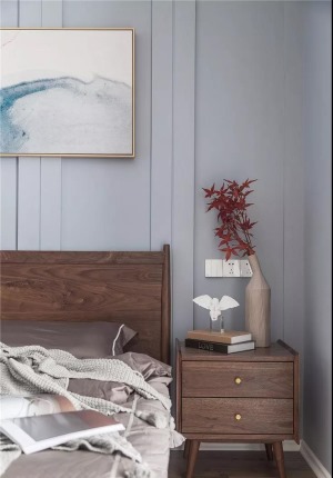 床头采用石膏板作为背景，用简单的线条增添空间的装饰