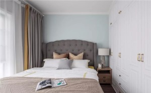  次卧主要为老人居住，所以在家具颜色选用上偏深。右侧衣柜色彩搭配和谐，提供了充足的收纳空间。