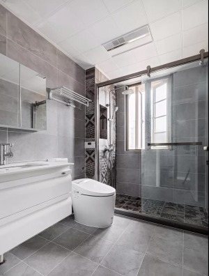 卫生间以灰白色为主调，淋浴区花砖上墙的同时，设计师还用壁龛勾勒出了置物空间